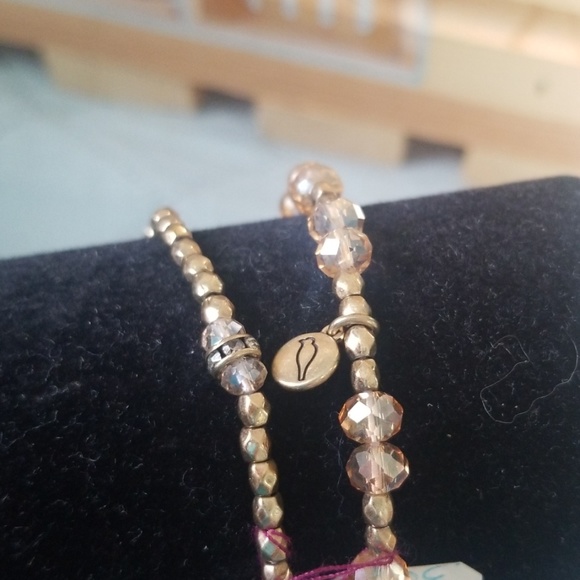 Set of 2 beaded stretch bracelets gold and white Chloe and Isabel - Picture 2 of 2